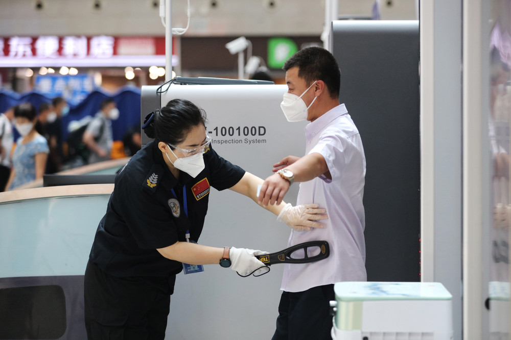 长春走近铁路暑运里的手检员