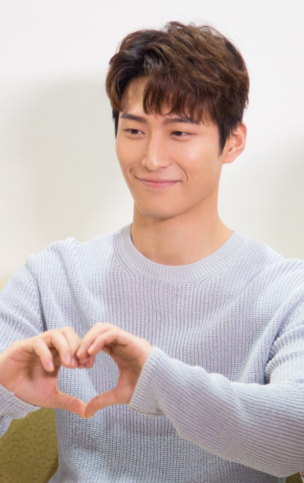 窦骁:儿时跟随父母移民财产被偷,如今与赌王女儿相恋备婚_腾讯新闻