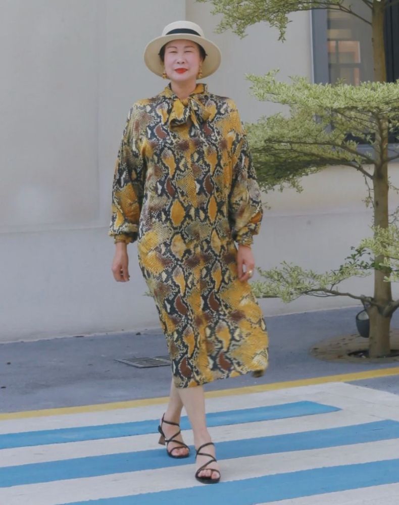 这才是60岁女人该有的优雅:裙要过膝,裤穿九分,不扮嫩也不服老插图8