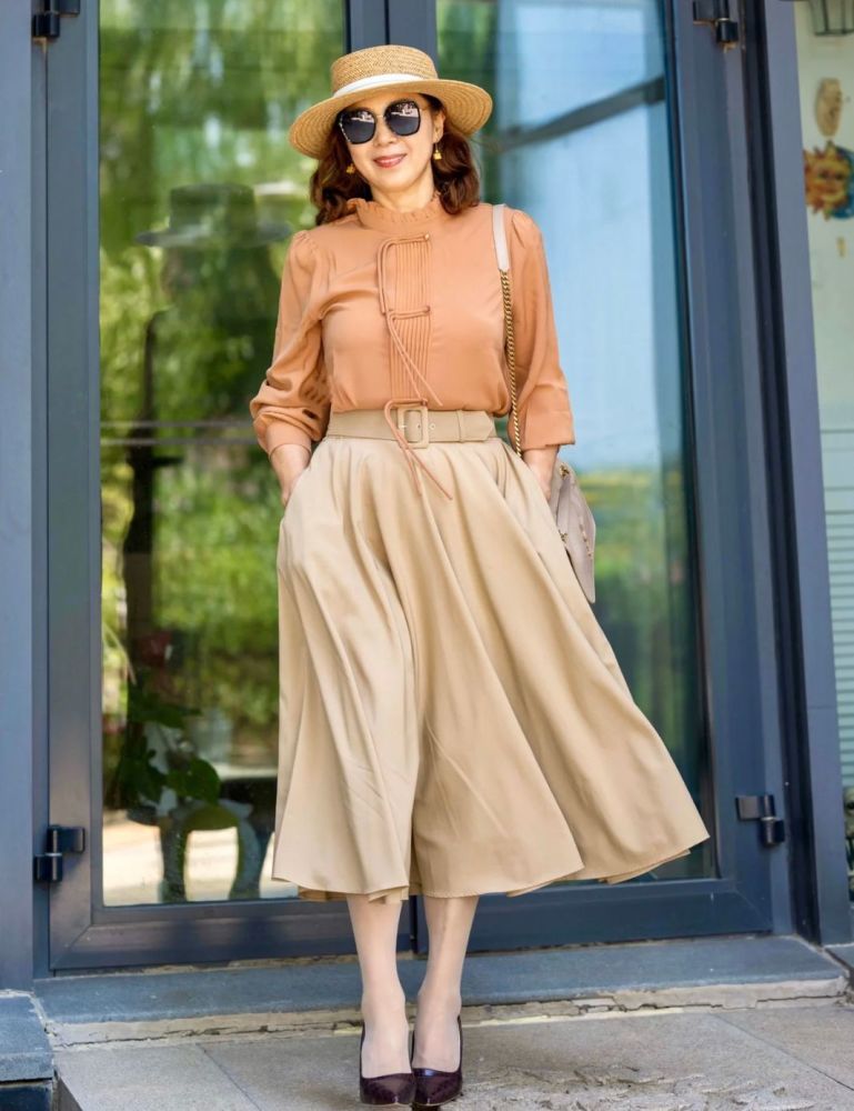 这才是60岁女人该有的优雅:裙要过膝,裤穿九分,不扮嫩也不服老插图7