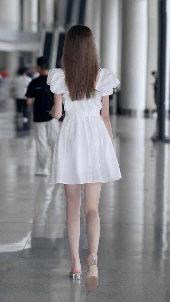 仙气飘飘的服饰搭配,素白裙子优雅又淑女,清新唯美十分养眼插图3