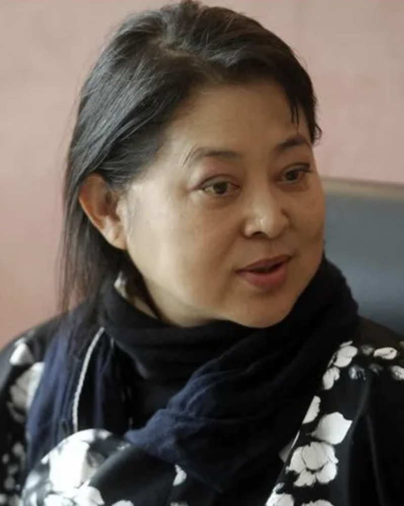 当时的倪萍脸蛋发肿,整个脸大了一圈,肉都开始往下垂了,网友们直呼