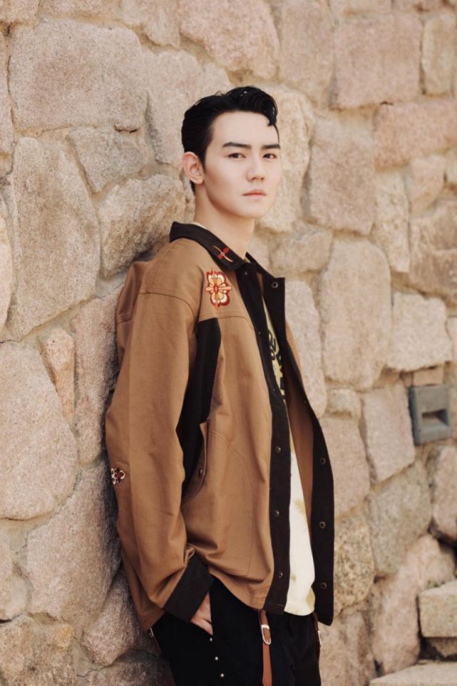 正能量艺人王艺龙受邀出席第十三届北京民族电影展"民族时尚秀"