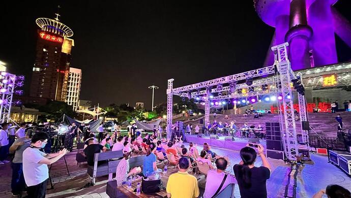 东方明珠塔下上海轻音乐团带来一场户外音乐会