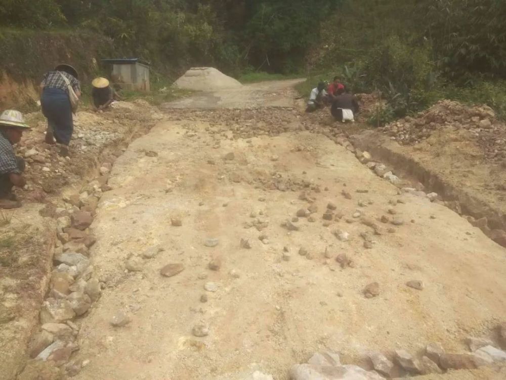 暴雨致公路损毁，缅甸掸邦自治区居民自发抢修