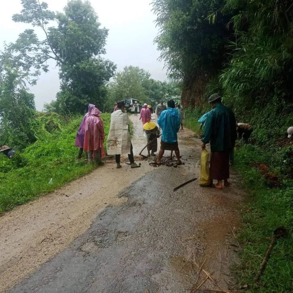 暴雨致公路损毁，缅甸掸邦自治区居民自发抢修
