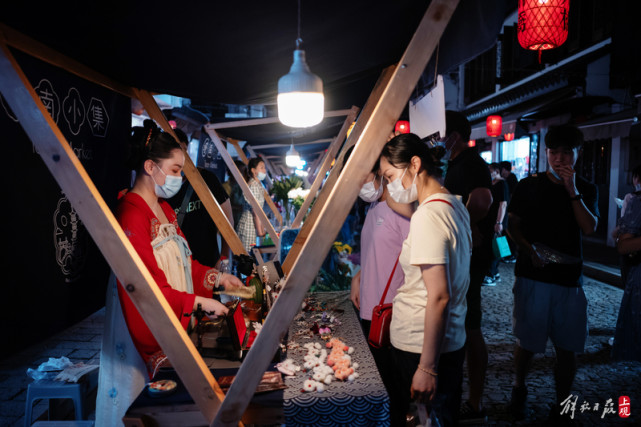 市集裡的漢舞,古箏表演充滿了濃濃國風,贏得了圍觀遊客的陣陣喝彩.