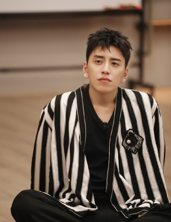 蔡卓宜包上挂王大陆照片挂件,俩人交往超一年后疑公开恋情