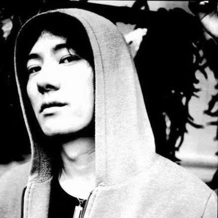 二十多年前,长发飘飘的郑钧是乐坛的顶流,是那个年代最具偶像气质的