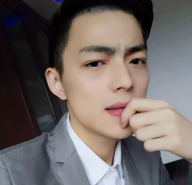 而周淑怡作为斗鱼一姐,也经常和智勋一起打游戏,近日,有人发现周淑怡