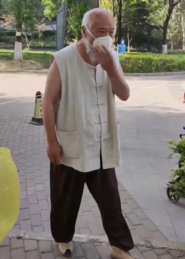 曝67岁李琦近况!穿汗衫马褂大腹便便,欣赏书法侃侃而谈兴致高