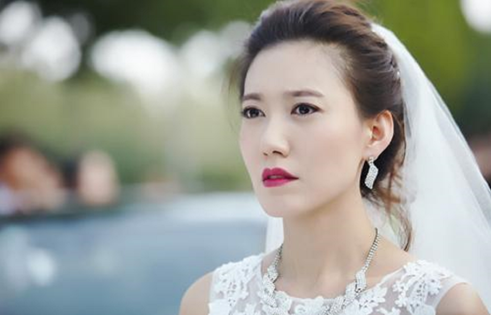 演员高露:低调嫁圈外丈夫,生一儿一女,40岁越活越有少女感_腾讯新闻