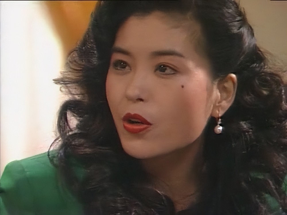 必须要提一下,在这个群像剧中,伍咏薇演活了颜如玉,波浪卷发,烈焰红唇