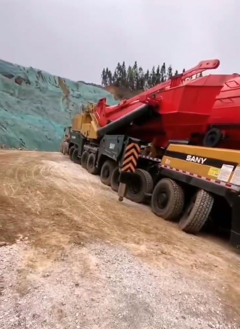 三一的大吨位吊车就这样吗?还是说每个轮子都有自己的想法!_腾讯新闻