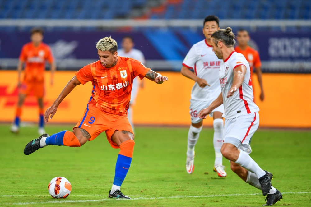 体育足球中超山东泰山对阵成都蓉城