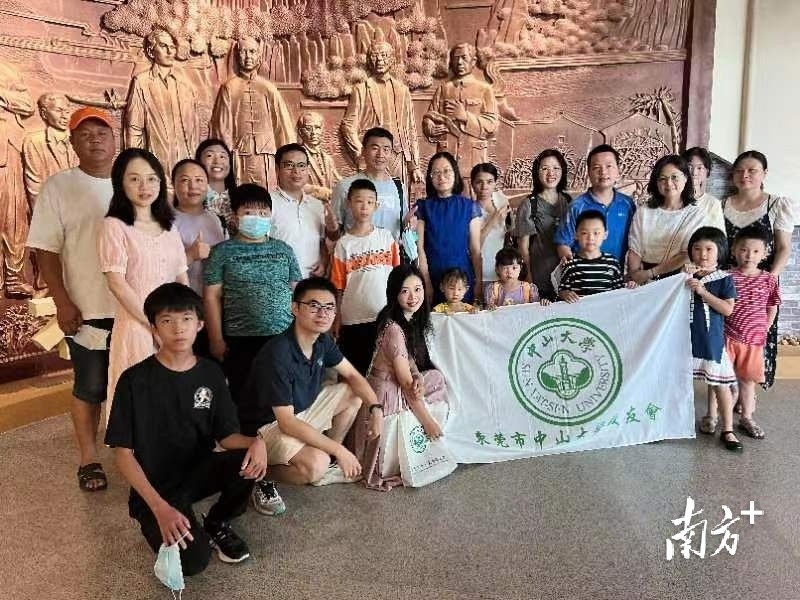 观展览忆母校东莞坪石先生展迎来多批中大学子