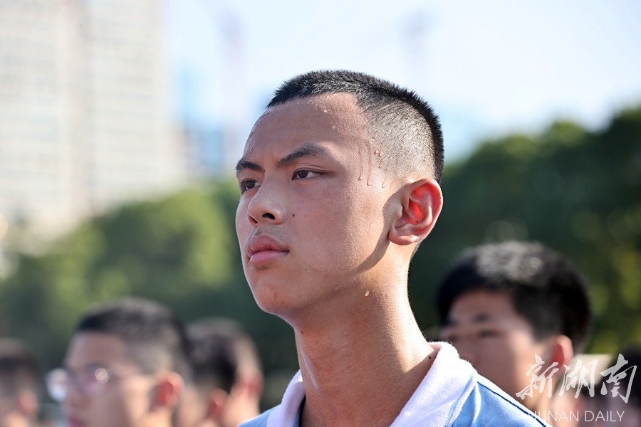 挥洒青春的你好美——长沙市周南中学新生军训掠影_腾讯新闻