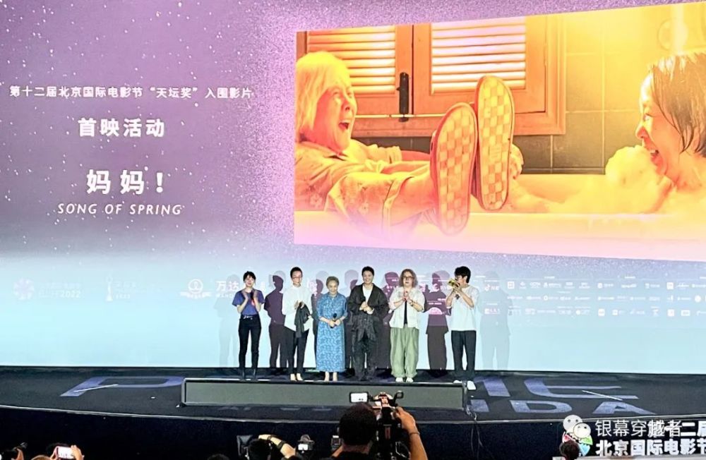 除了是女性题材,这部影片的主创团队也大部分由女性组成,制片人尹露