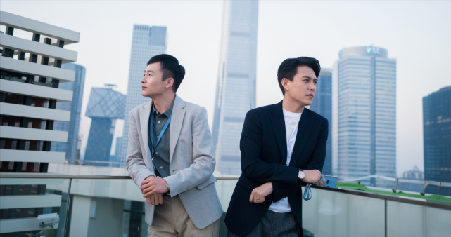 同样是演精英人士,把靳东,黄晓明放在一起比较,差别就出来了