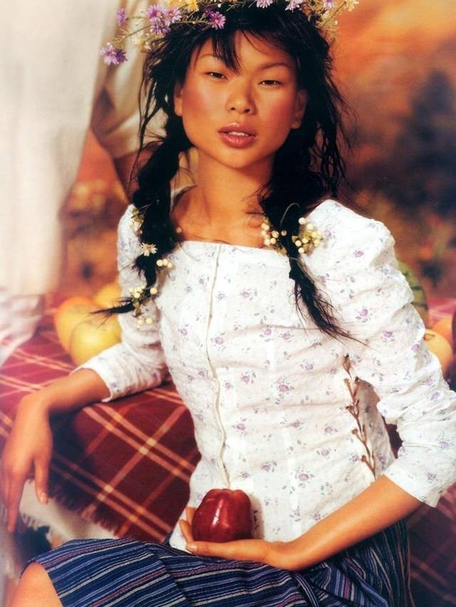 超模吕燕晒泳装照素颜出镜笑容灿烂身材肤色引热议