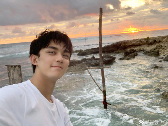 吴磊分享生活随拍,落日余晖下的少年笑起来好有感染力