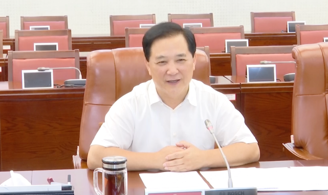 8月19日,全国人大常委会办公厅研究室副主任黄朝椿率队来贵阳贵安调研