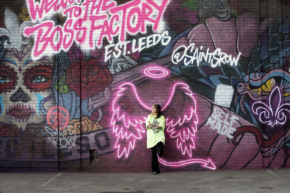 街头涂鸦创作的《黑道圣徒》壁画颂扬了英国最具创业精神的城市