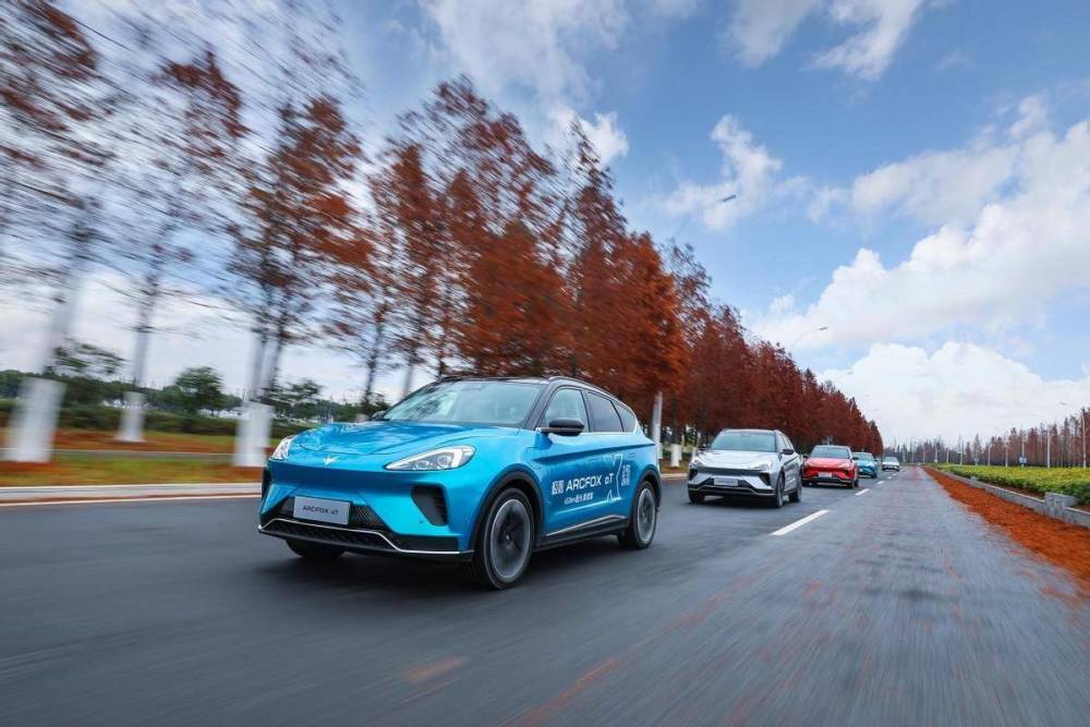 四款车型焕新上市，极狐加速挺进20万级纯电市场