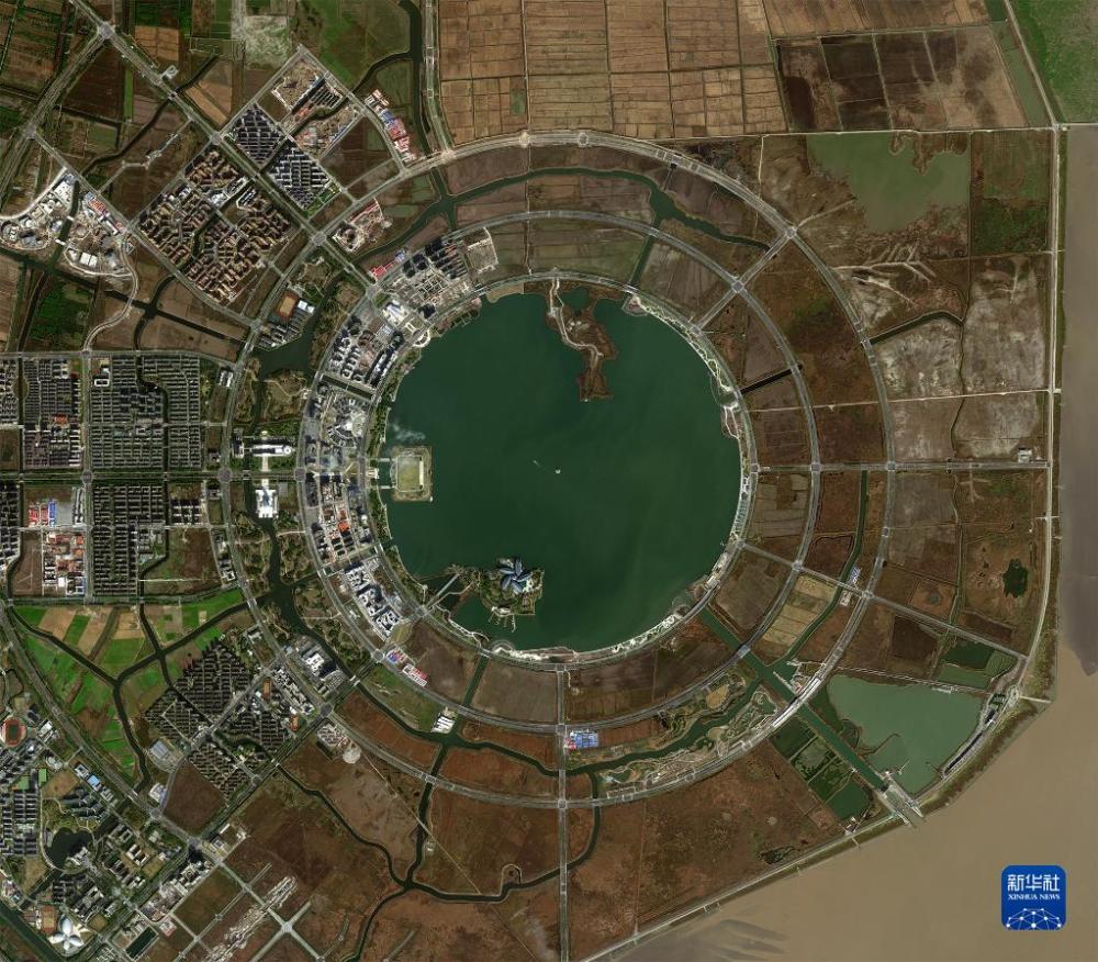 这一系列遥感图由我国高分系列卫星拍摄,清晰记录了临港新片区从2017