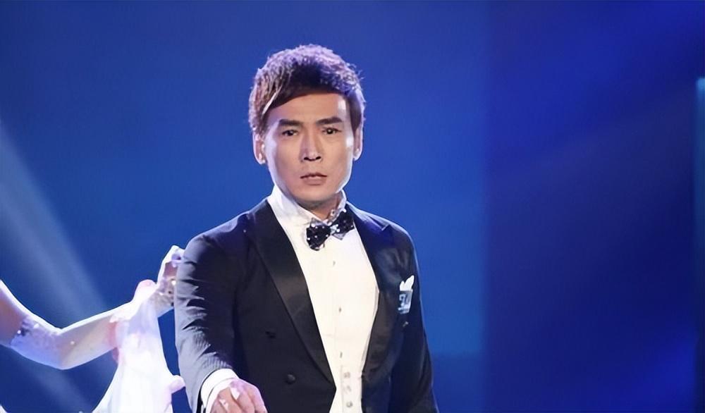 焦恩俊在采访里说到过,由于刚出道时,自己经常被评价为奶油小生,身上