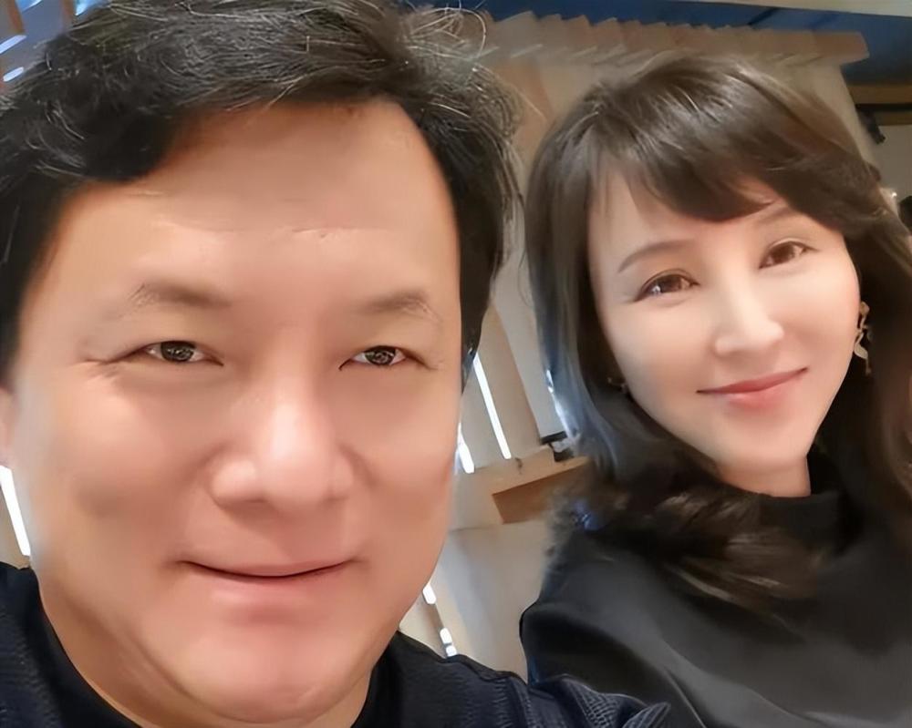 岳丽娜:25岁结婚,被肿瘤折磨,37岁大龄生头胎,48岁再生三胎_腾讯新闻