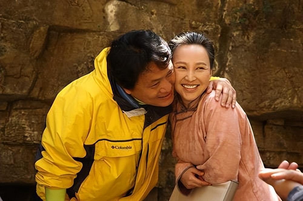 岳丽娜:25岁结婚,被肿瘤折磨,37岁大龄生头胎,48岁再生三胎_腾讯新闻