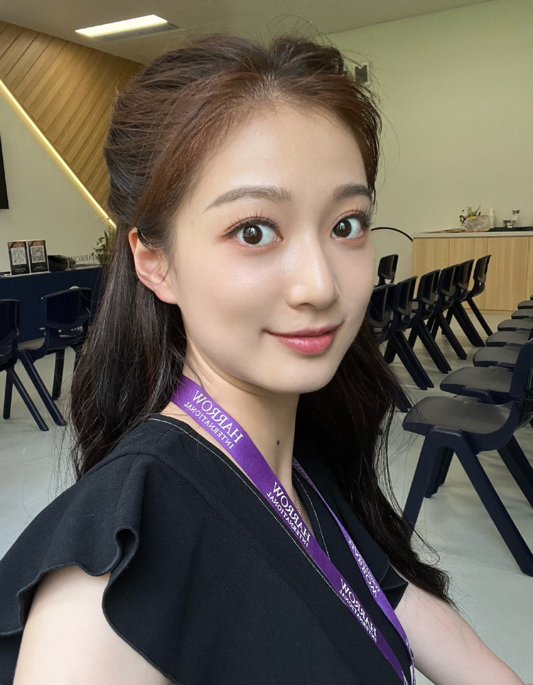 冯琳晒出复旦录取通知书化淡妆显得更清纯室友长得也很漂亮