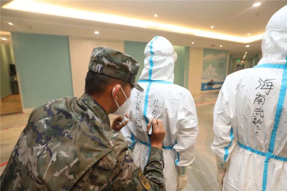抗疫组图丨致敬方舱医院执勤武警的这些画面令人动容