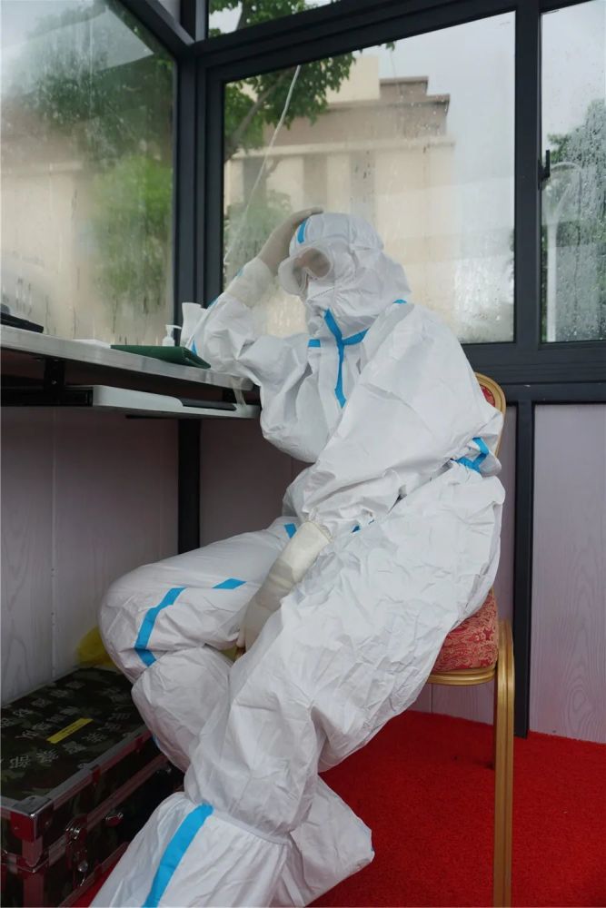 抗疫组图丨致敬方舱医院执勤武警的这些画面令人动容