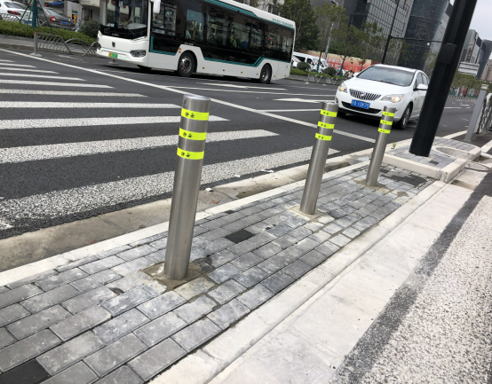 人行道上的禁车柱究竟有什么作用?柱体倒了会发生什么?_腾讯新闻