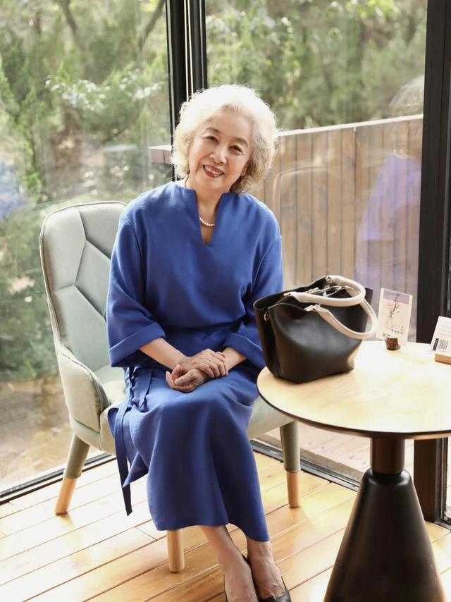 这才是65岁女人气质的打扮:"过膝裙 平底鞋",优雅又减龄插图2