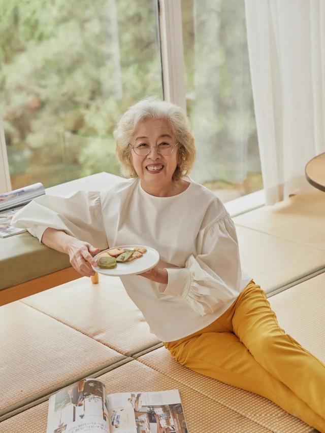 这才是65岁女人气质的打扮:"过膝裙 平底鞋",优雅又减龄插图4