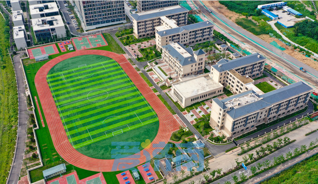 航拍镜头可以看到,学校建设有一栋4 1f小学部教学楼,一栋4f中学部教学