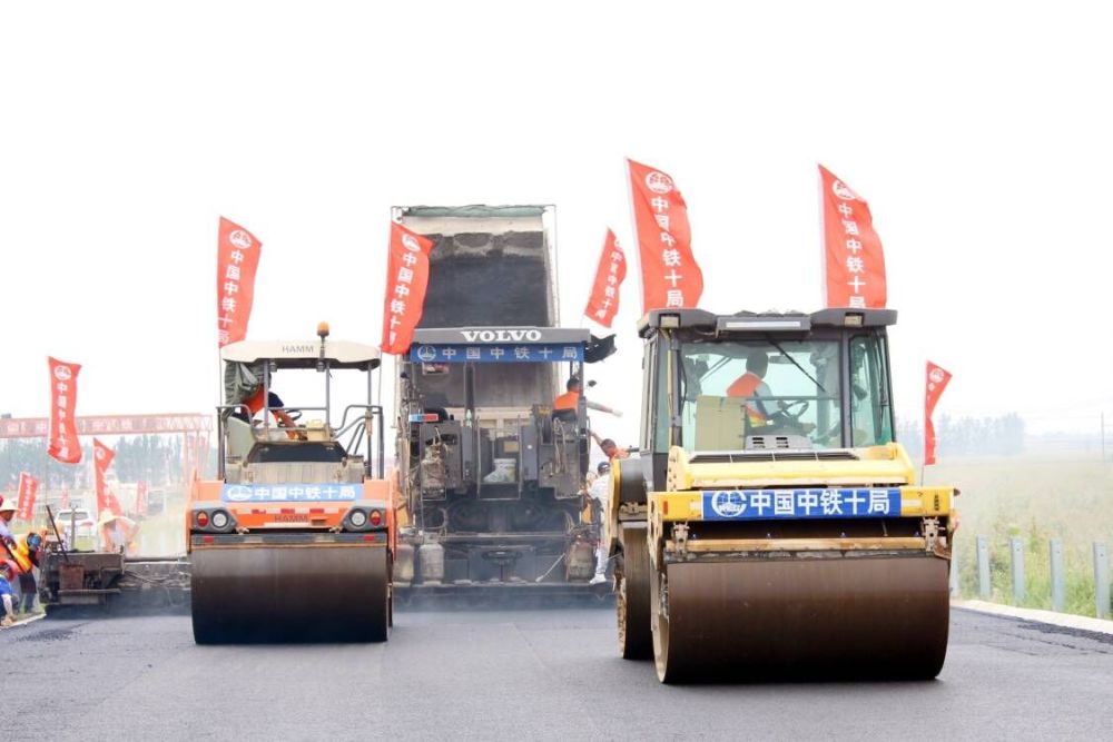 8月20日,由中鐵十局七公司承建的濮新高速菏澤段全線首段瀝青上面層