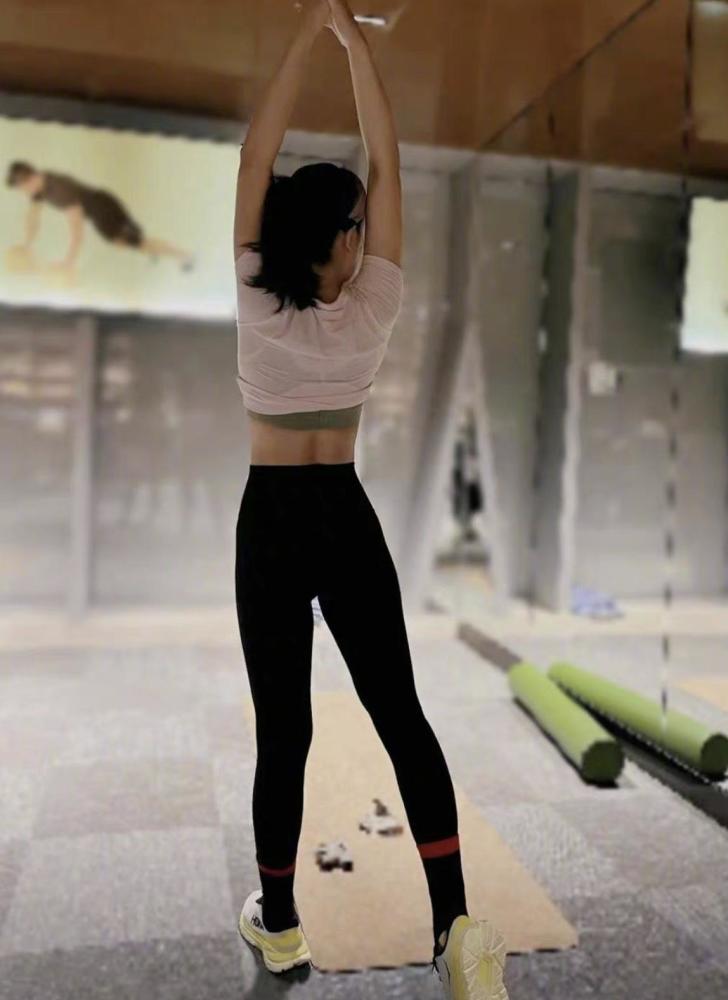 44岁刘涛晒健身美照,秀小蛮腰马甲线抢镜,四肢纤细修长令人羡慕_腾讯