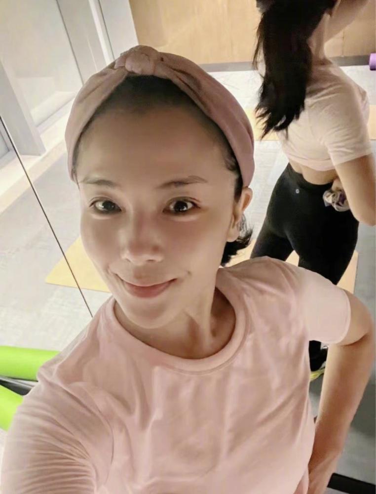 44岁刘涛晒健身美照,秀小蛮腰马甲线抢镜,四肢纤细修长令人羡慕_腾讯