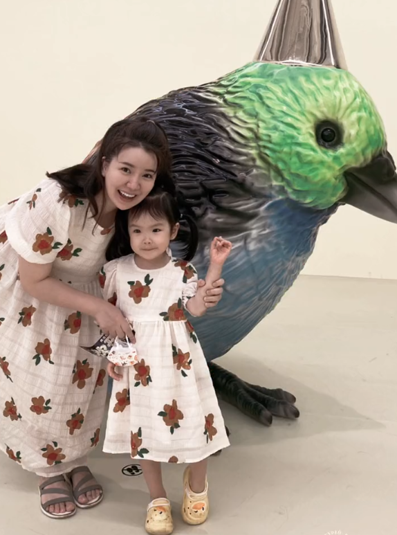 央视红果果夫妇带娃看展!二胎产后瘦身成功,3岁女儿酷似绿泡泡