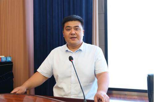 贾军杰副校长分享了以"德育蓝图需策马扬鞭·抓铁有痕成风景一片"为