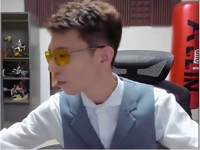 大家在真正看到张嘉文的相貌之后,才发现主播是真的长得帅气.