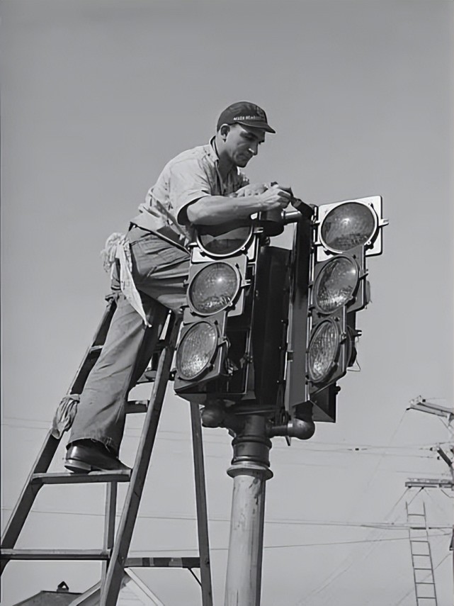 还有一个有意思的设计进步是:当年美国交通信号灯公司 lester wire 在