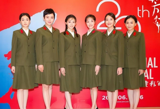 2016年,在电影《芳华》选角期间,导演冯小刚毫不客气地直接表明了态度