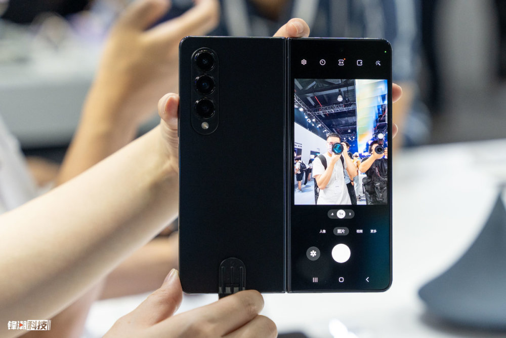 三星galaxy z fold4|flip4 现场体验:极具特色的折叠双星_腾讯新闻