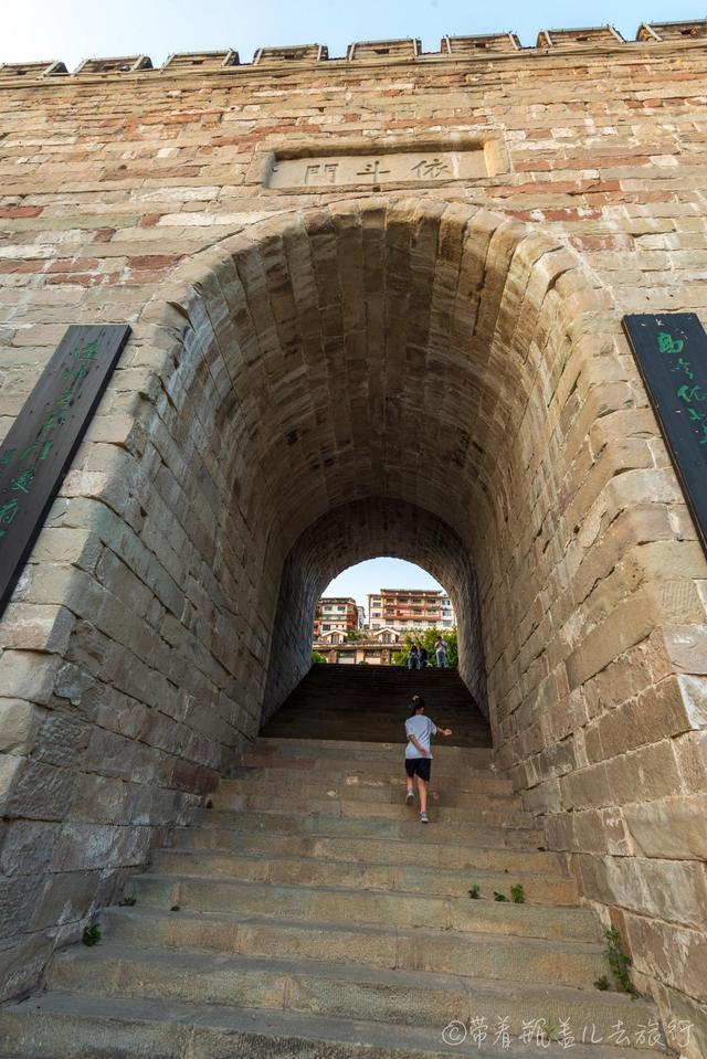 依抖门以及古城墙,这里是夔州古城的南门,原来是位于奉节老县城的