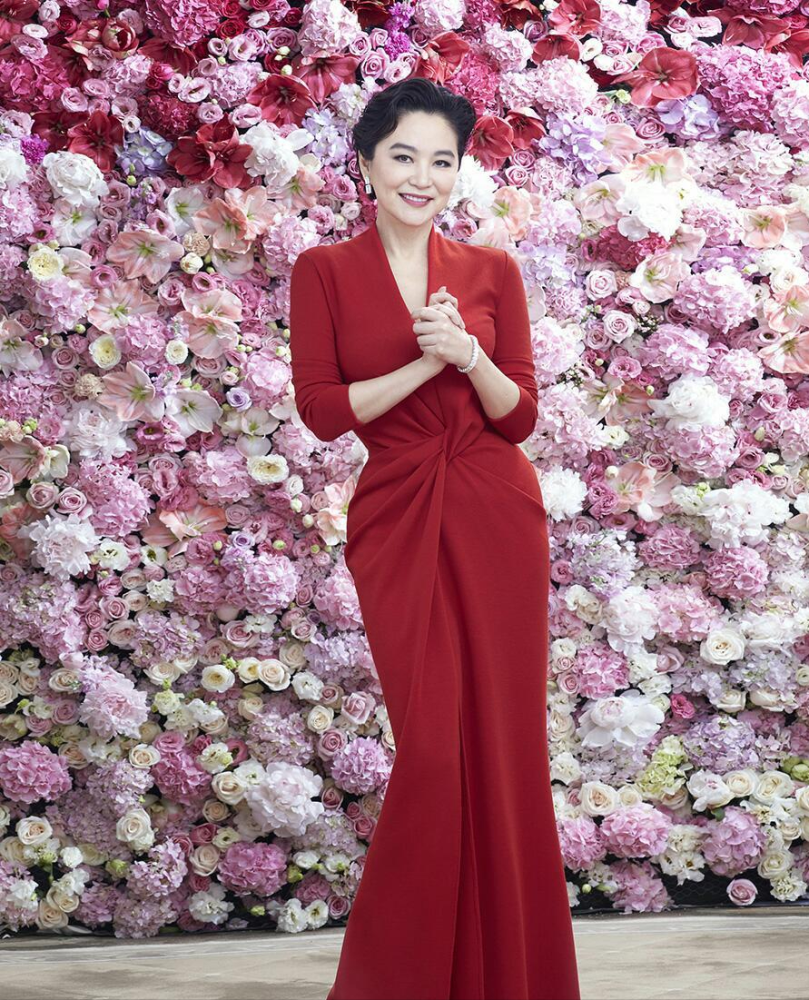 68岁林青霞越老越放飞!新照穿一身白裙跟艺术家合影站c位,超美插图